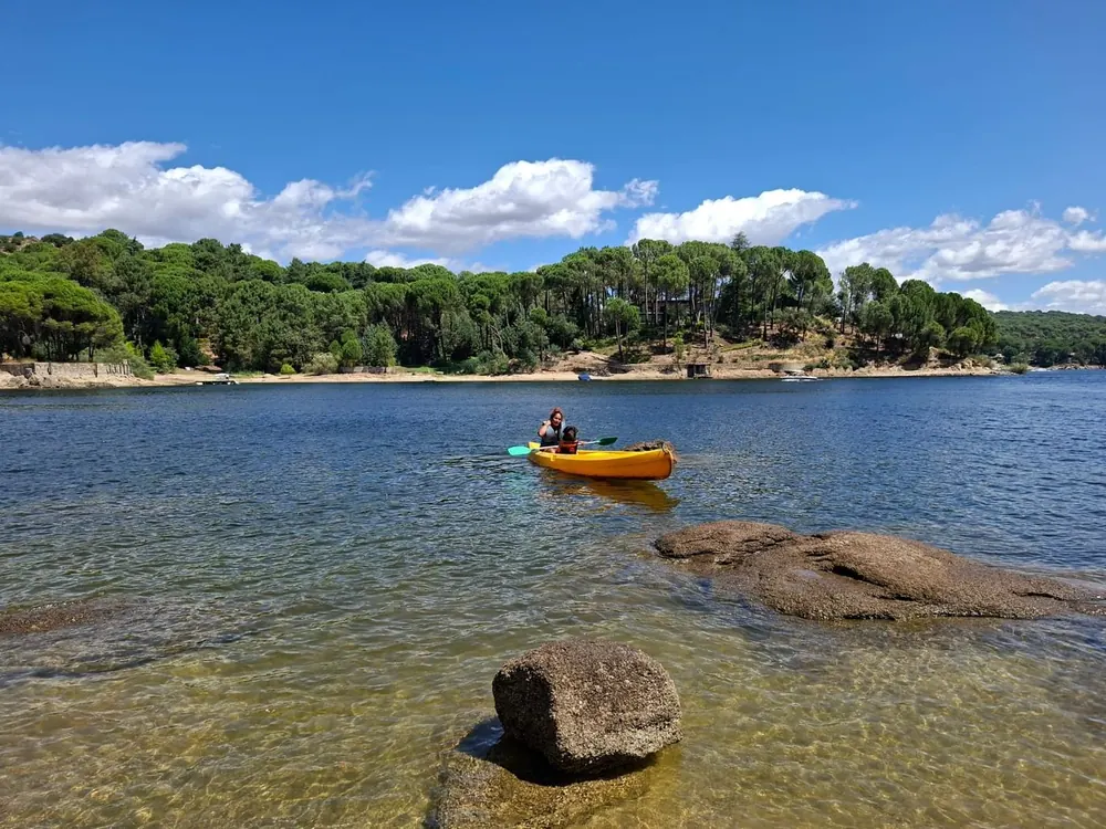 Kayak en el Embalse de San Juan junto a rocas de granito